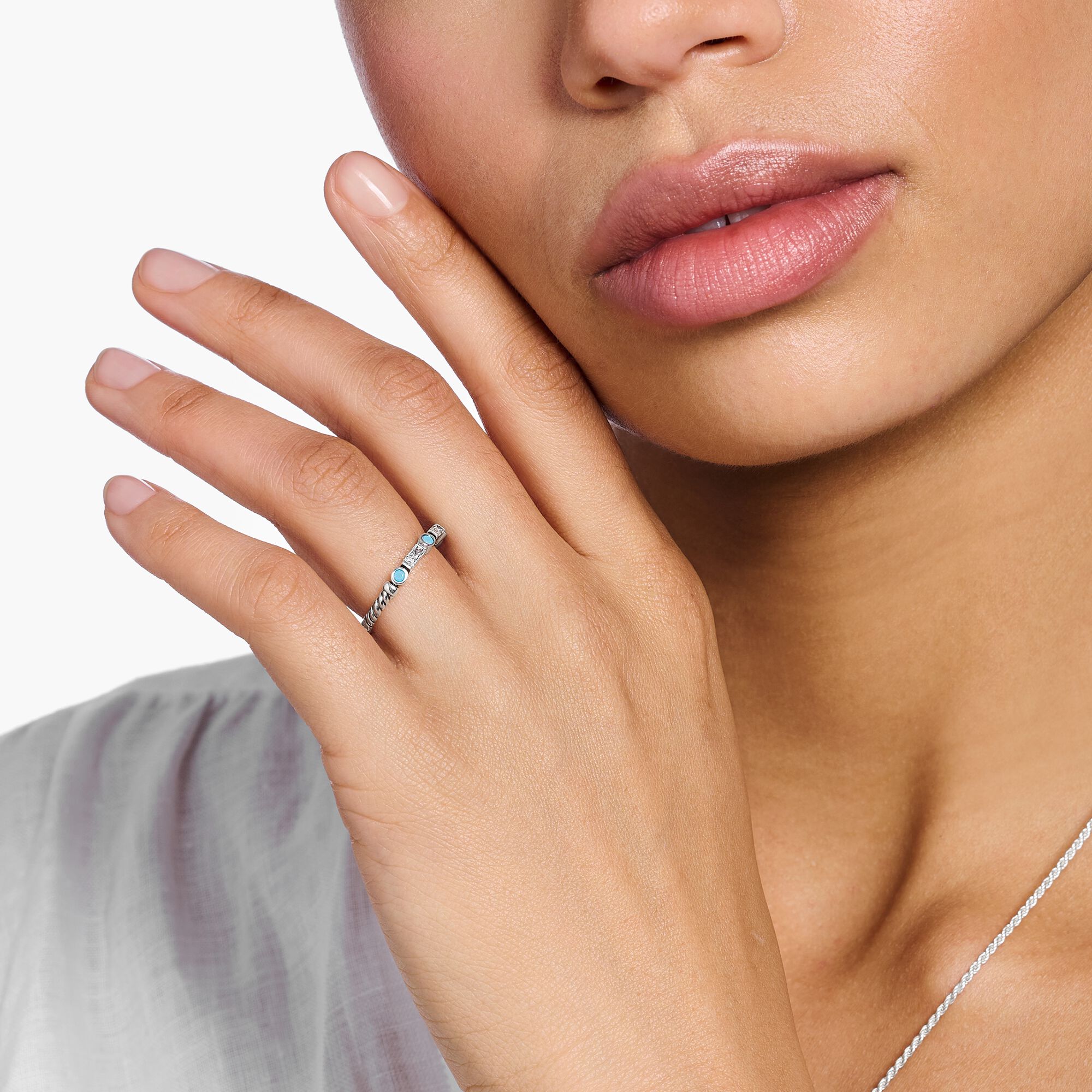 Anillo alianza cordel con piedras turquesa y blancas chapado en