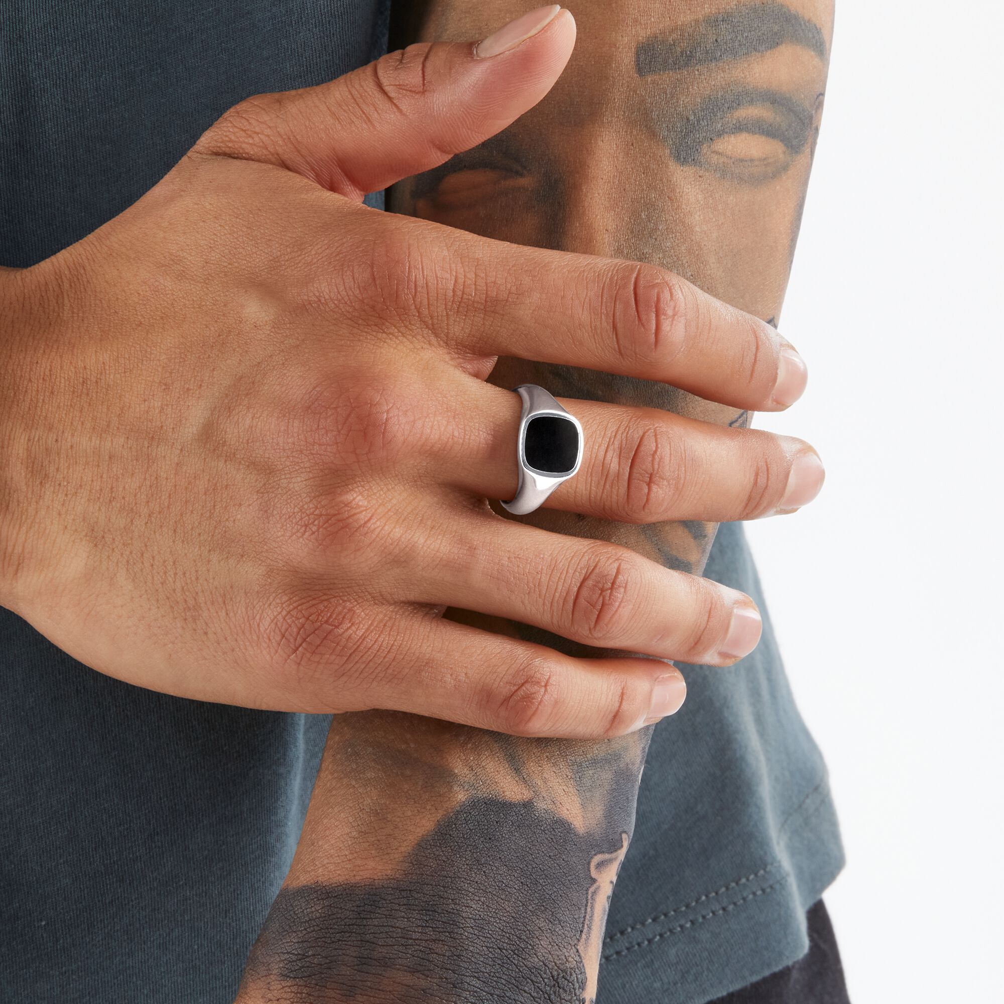 men ring in with silver onyx Signet for THOMAS SABO |