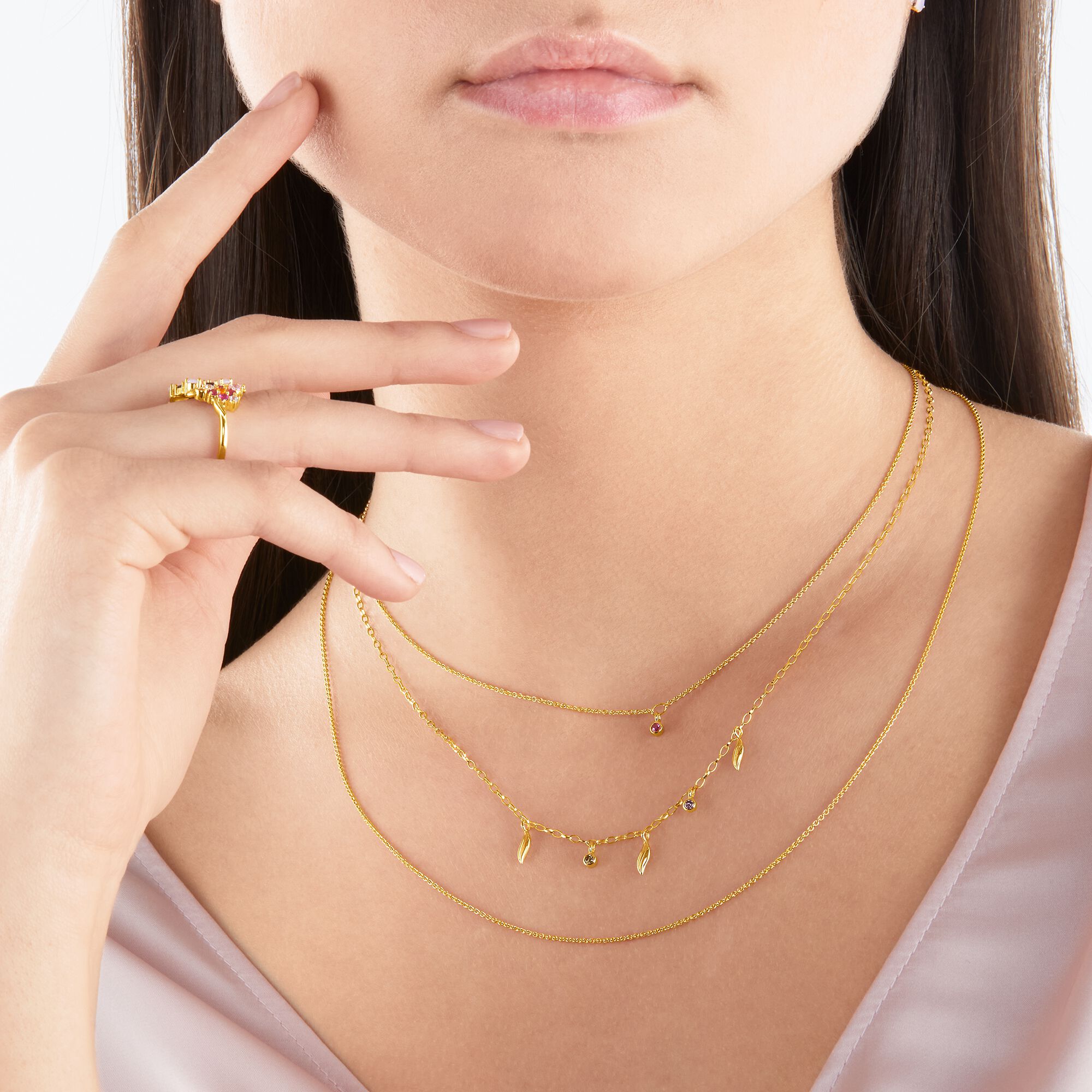 Golden necklace in Layering-style