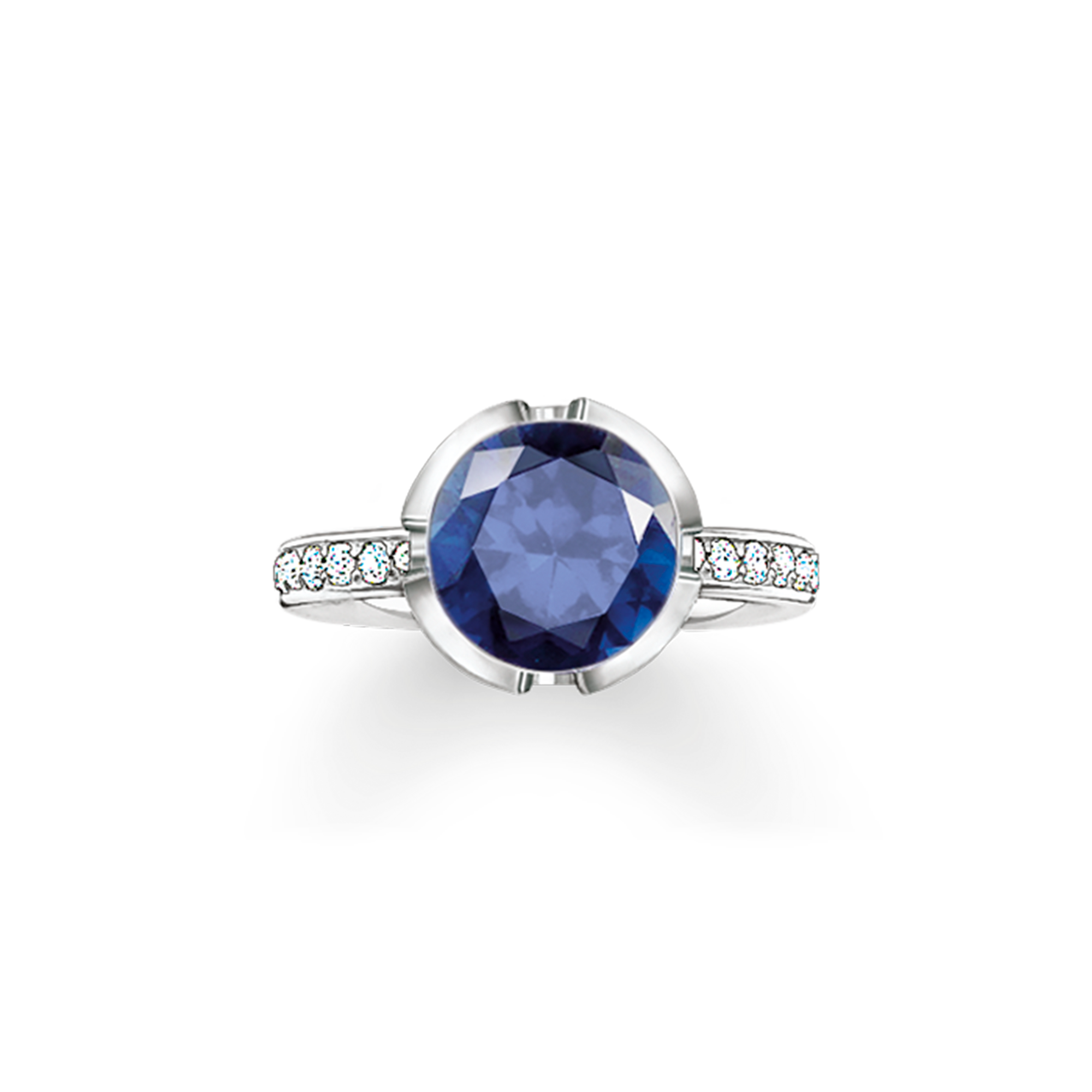 Ein klassischer Ring mit besonderer Raffinesse: Die außergewöhnliche Fassung aus stilisierten TS Initialen durchflutet den blauen synthetischen Korund mit funkelnden Lichtreflexen und strahlt neben weißem Zirkonia-Pavé. - 0