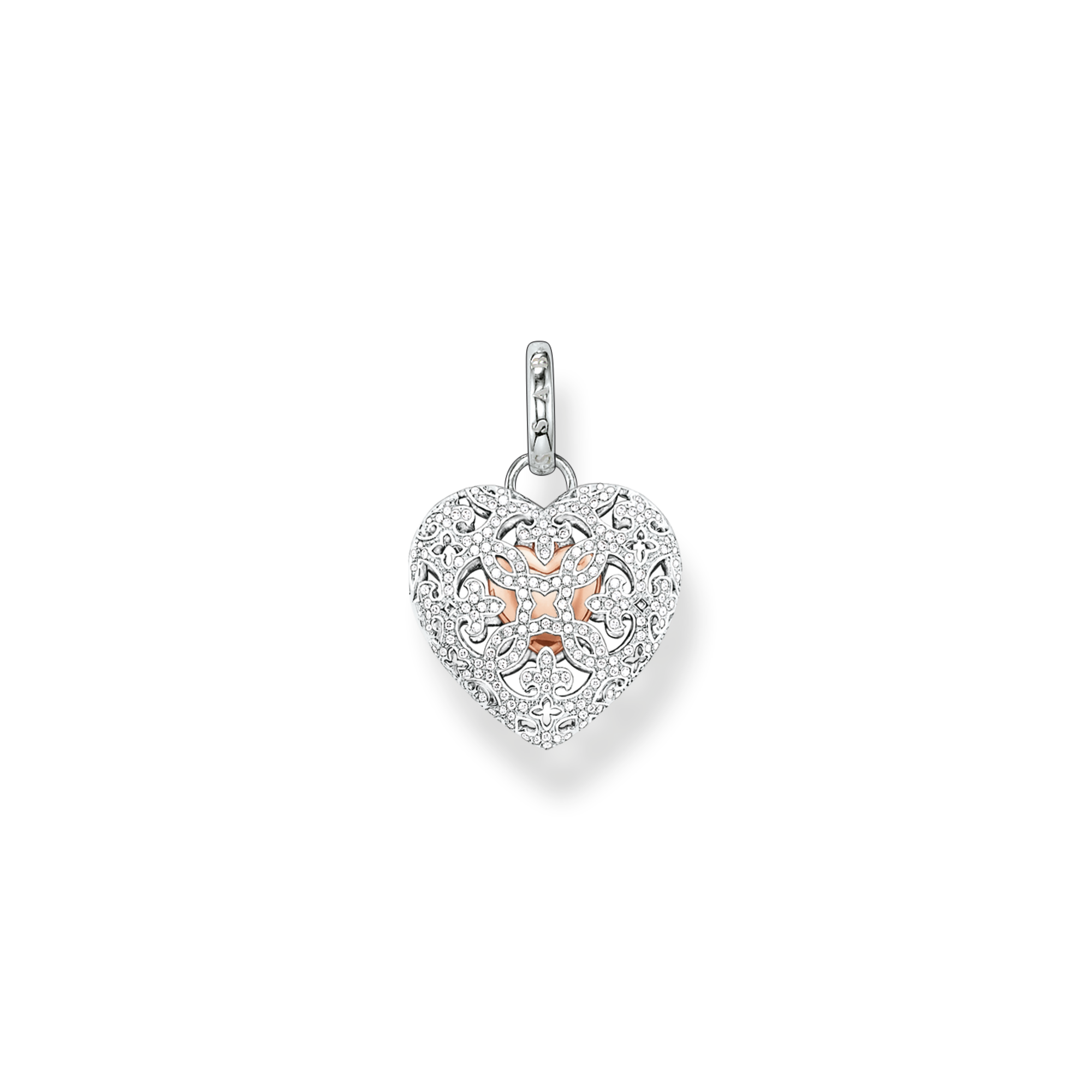 Das raffinierte Arabesk-Cut-out lässt erahnen, welches Schmuckstück sich inmitten des Open Your Heart Amuletts befindet: Ein kleines Herz aus 750er Roségold-Vergoldung macht das Amulett zu einem Geschenk der besonderen Art. - 0